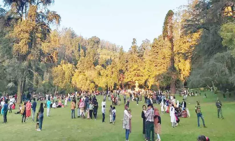 അവധി ആഘോഷിക്കാൻ ഊട്ടിയിലേക്ക് സഞ്ചാരികളുടെ ഒഴുക്ക് അവധി ആഘോഷിക്കാൻ ഊട്ടിയിലേക്ക് സഞ്ചാരികളുടെ ഒഴുക്ക്