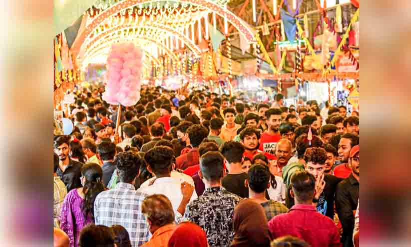 ചിറപ്പിൽ അലിഞ്ഞ് ആലപ്പുഴ; വൻ തിരക്ക് ചിറപ്പിൽ അലിഞ്ഞ് ആലപ്പുഴ; വൻ തിരക്ക്