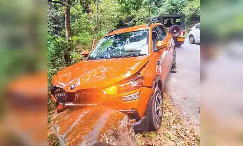 നെല്ലിയാമ്പതിയിൽ വിനോദസഞ്ചാരികളുടെ കാർ അപകടത്തിൽപെട്ടു