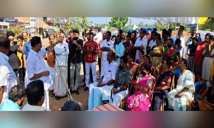 അടിപ്പാതയും മേൽപാതയും വേണം: കൊവ്വലിൽ ദേശീയപാത ഉപരോധം; പൊയിനാച്ചിയിലും സമരം അടിപ്പാതയും മേൽപാതയും വേണം: കൊവ്വലിൽ ദേശീയപാത ഉപരോധം; പൊയിനാച്ചിയിലും സമരം