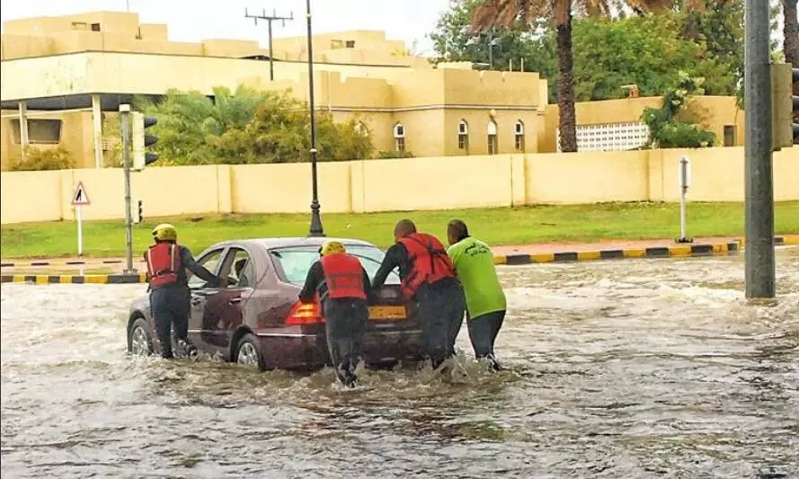 മഴ: മസ്കത്തിലെ റോഡുകളിൽ വെള്ളം കയറി