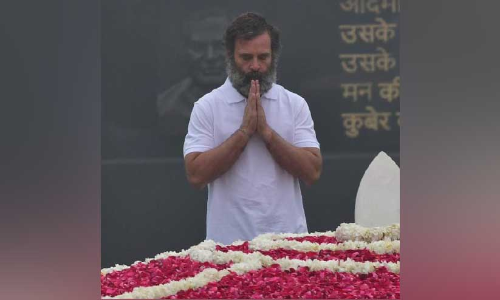 വാജ്​പേയി കുടീരത്തിൽ രാഹുൽ; അകത്തും പുറത്തും വിമർശനം