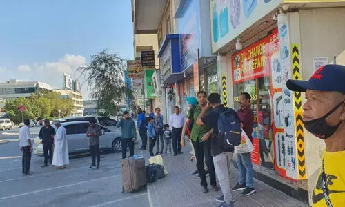 യു.എ.ഇ വിസ മാറാൻ ഒമാനിലേക്ക് നെട്ടോട്ടം; അതിർത്തിയിൽ തിരക്ക് യു.എ.ഇ വിസ മാറാൻ ഒമാനിലേക്ക് നെട്ടോട്ടം; അതിർത്തിയിൽ തിരക്ക്