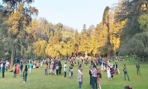 അ​വ​ധി ആ​ഘോ​ഷി​ക്കാ​ൻ ഊ​ട്ടി​യി​ലേ​ക്ക് സ​ഞ്ചാ​രി​ക​ളു​ടെ ഒ​ഴു​ക്ക്