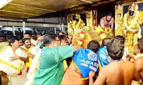 തങ്ക അങ്കിയെ വരവേറ്റ് സന്നിധാനം തങ്ക അങ്കിയെ വരവേറ്റ് സന്നിധാനം