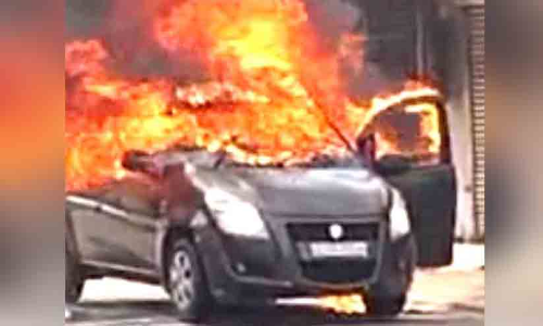 ഓടുന്നതിനിടെ കാറിന് തീപിടിച്ചു
