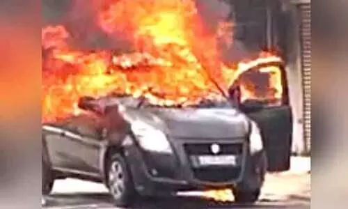 ഓടുന്നതിനിടെ കാറിന് തീപിടിച്ചു