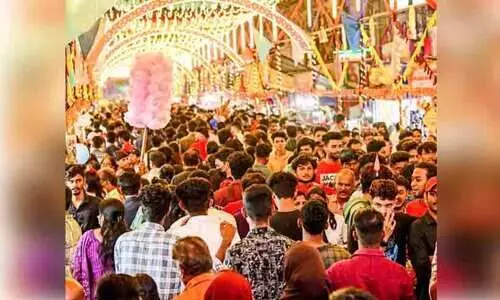 ചിറപ്പിൽ അലിഞ്ഞ് ആലപ്പുഴ; വൻ തിരക്ക്