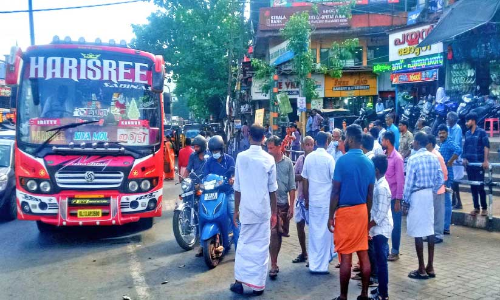 സീബ്രാലൈനിലും രക്ഷയില്ല; റോഡ് മുറിച്ചുകടന്നയാളെ ബസ് ഇടിച്ചിട്ടു