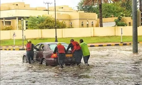 മഴ: മസ്കത്തിലെ റോഡുകളിൽ വെള്ളം കയറി