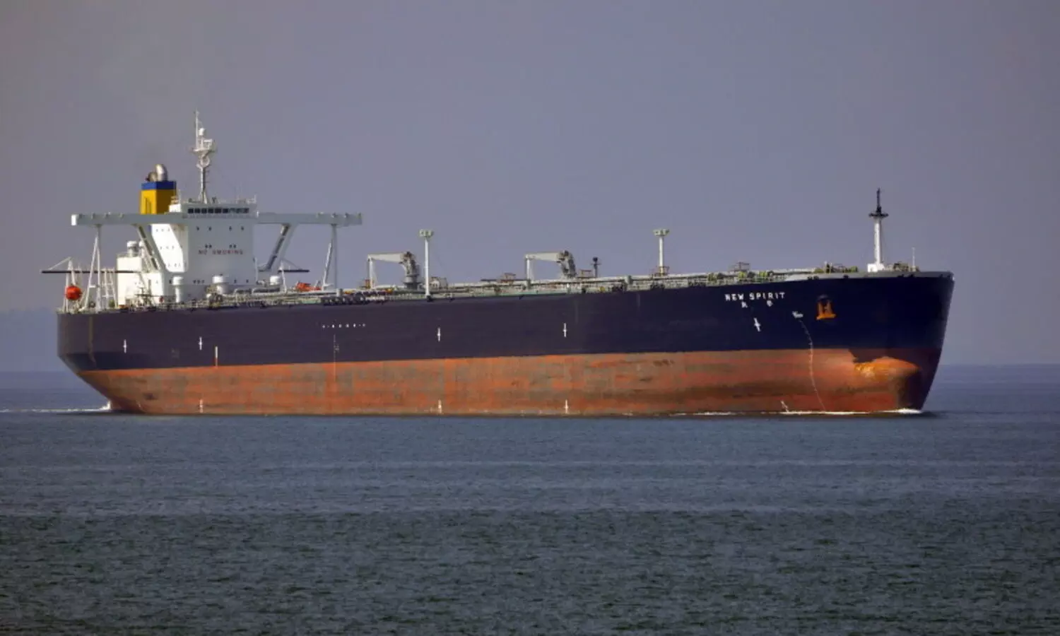 യാത്രക്കിടെ കപ്പിത്താൻ മരിച്ചു; എണ്ണക്കപ്പൽ കൊച്ചി അഴിമുഖത്ത് അടുപ്പിച്ചു