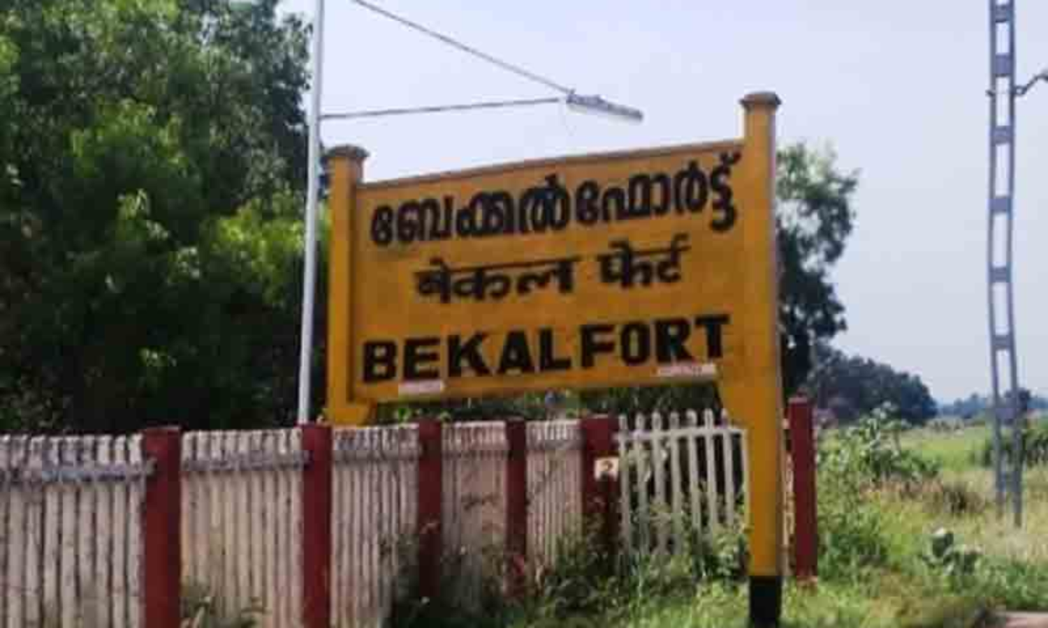 റെയിൽപാളത്തിൽനിന്ന് സ്ത്രീയെ രക്ഷിക്കുന്നതിനിടെ പൊലീസുകാരന് പരിക്ക്