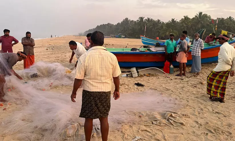 മാരാരിക്കുളത്ത് തിരയിൽപ്പെട്ട് വള്ളം മറിഞ്ഞ് ആറുപേർക്ക് പരിക്ക്