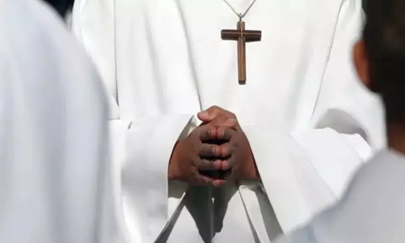 അനധികൃത മതം മാറ്റം; യു.പിയിൽ പാസ്റ്റർമാർ അടക്കം 13 പേർ പിടിയിൽ അനധികൃത മതം മാറ്റം; യു.പിയിൽ പാസ്റ്റർമാർ അടക്കം 13 പേർ പിടിയിൽ