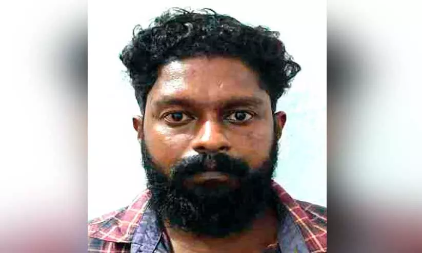 പൊലീസിനെ വാഹനമിടിച്ച് വീഴ്ത്തി കഞ്ചാവുമായി കടക്കാന് ശ്രമിച്ചയാൾ പിടിയിൽ പൊലീസിനെ വാഹനമിടിച്ച് വീഴ്ത്തി കഞ്ചാവുമായി കടക്കാന് ശ്രമിച്ചയാൾ പിടിയിൽ