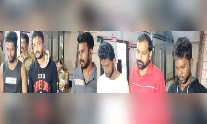 കുളത്തൂപ്പുഴയില് 2.200 കിലോ കഞ്ചാവുമായി ആറുപേര് പിടിയില് കുളത്തൂപ്പുഴയില് 2.200 കിലോ കഞ്ചാവുമായി ആറുപേര് പിടിയില്