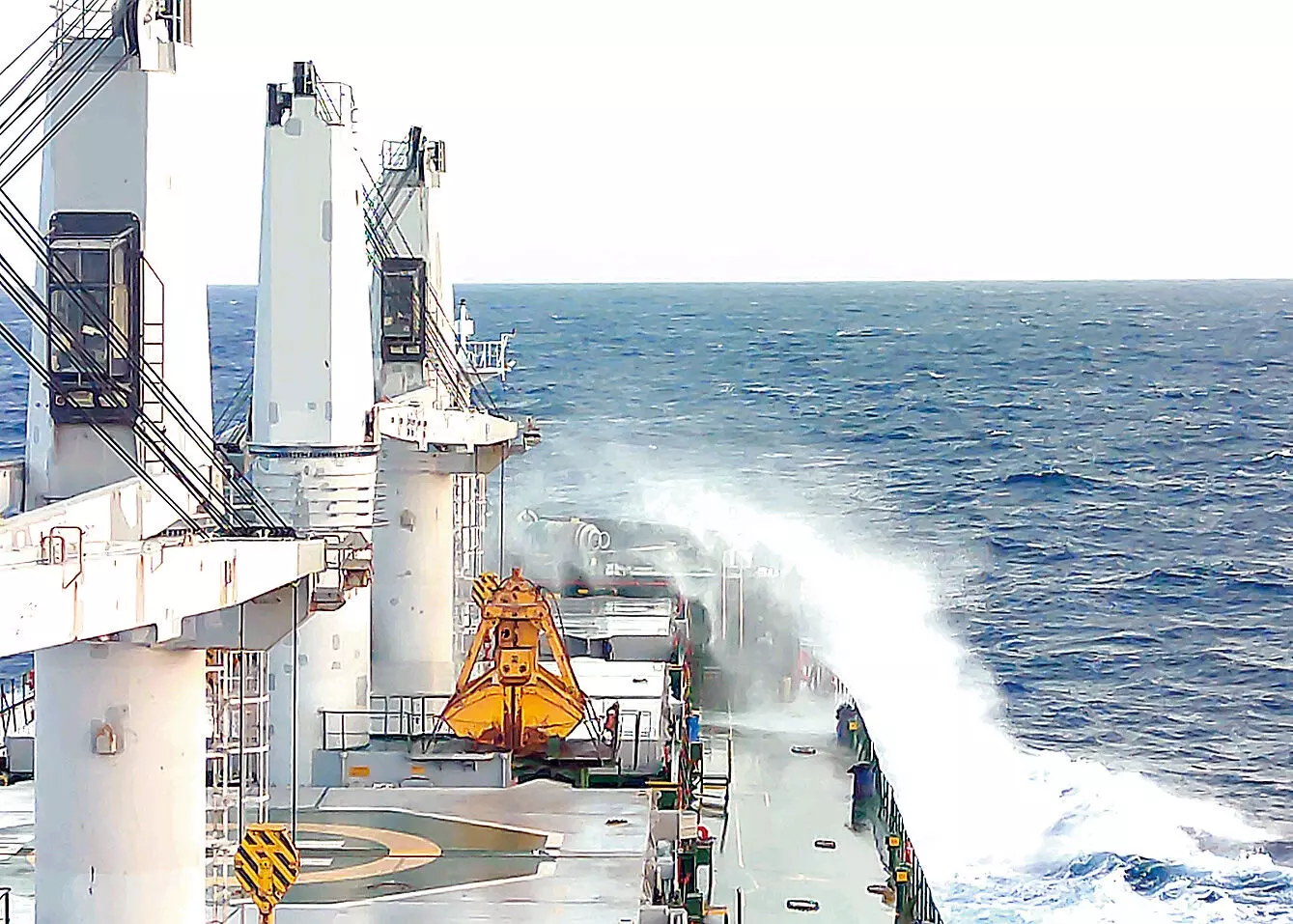 കപ്പലിലേക്ക് അടിച്ചുകയറുന്ന തിരമാല