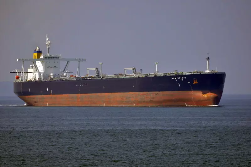 യാത്രക്കിടെ കപ്പിത്താൻ മരിച്ചു; എണ്ണക്കപ്പൽ കൊച്ചി അഴിമുഖത്ത് അടുപ്പിച്ചു