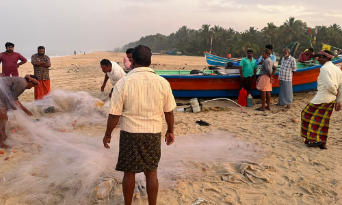 മാരാരിക്കുളത്ത് തിരയിൽപ്പെട്ട് വള്ളം മറിഞ്ഞ് ആറുപേർക്ക് പരിക്ക്