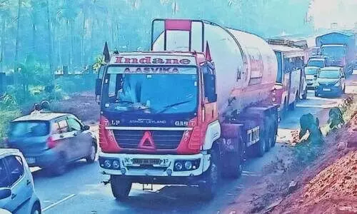 അവധിക്കാലം തുടങ്ങി; ഗതാഗതകുരുക്കിൽ വീർപ്പുമുട്ടി നാട് അവധിക്കാലം തുടങ്ങി; ഗതാഗതകുരുക്കിൽ വീർപ്പുമുട്ടി നാട്