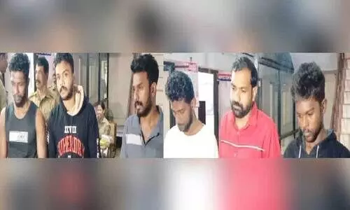 കുളത്തൂപ്പുഴയില് 2.200 കിലോ കഞ്ചാവുമായി ആറുപേര് പിടിയില് കുളത്തൂപ്പുഴയില് 2.200 കിലോ കഞ്ചാവുമായി ആറുപേര് പിടിയില്