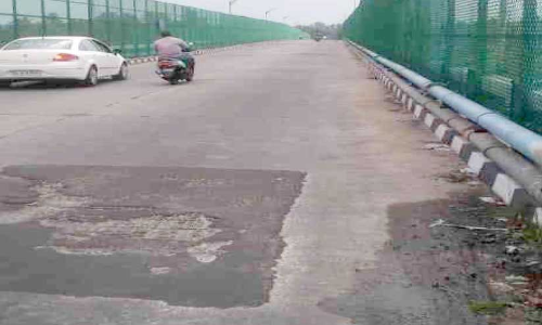 വേണ്ടത് ശാശ്വത പരിഹാരം; അഴീക്കൽ പാലത്തിലെ കോൺക്രീറ്റ് വീണ്ടും ഇളകി