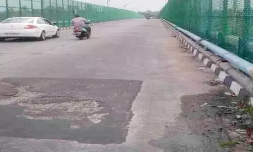 വേണ്ടത് ശാശ്വത പരിഹാരം; അഴീക്കൽ പാലത്തിലെ കോൺക്രീറ്റ് വീണ്ടും ഇളകി