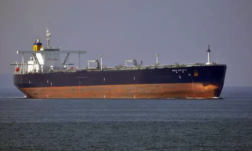 യാത്രക്കിടെ കപ്പിത്താൻ മരിച്ചു; എണ്ണക്കപ്പൽ കൊച്ചി അഴിമുഖത്ത് അടുപ്പിച്ചു