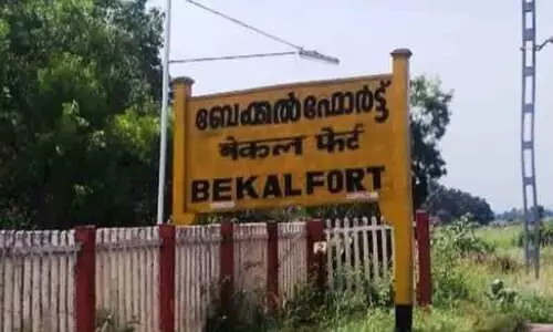 റെയിൽപാളത്തിൽനിന്ന് സ്ത്രീയെ രക്ഷിക്കുന്നതിനിടെ പൊലീസുകാരന് പരിക്ക്