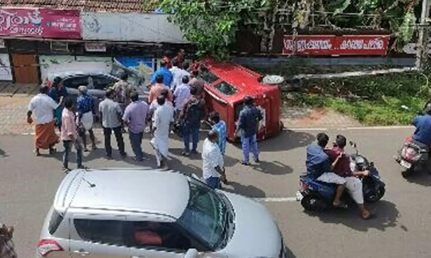 കാർ വൈദ്യുതി തൂണിലും മറ്റൊരുകാറിലും ഇടിച്ച് മറിഞ്ഞു; യാത്രക്കാരൻ അദ്ഭുതകരമായി രക്ഷപ്പെട്ടു
