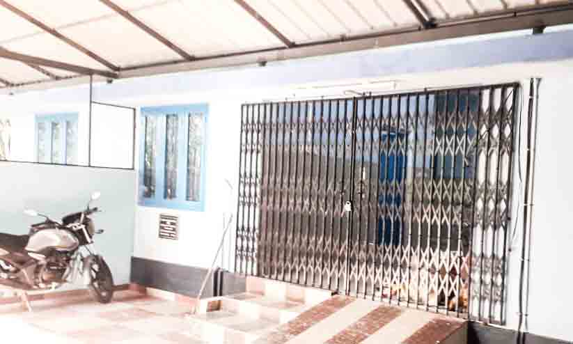 വൈദ്യുതിയും വെള്ളവുമില്ല; തലവര മാറാതെ മാങ്കുളം ആശുപത്രി വൈദ്യുതിയും വെള്ളവുമില്ല; തലവര മാറാതെ മാങ്കുളം ആശുപത്രി