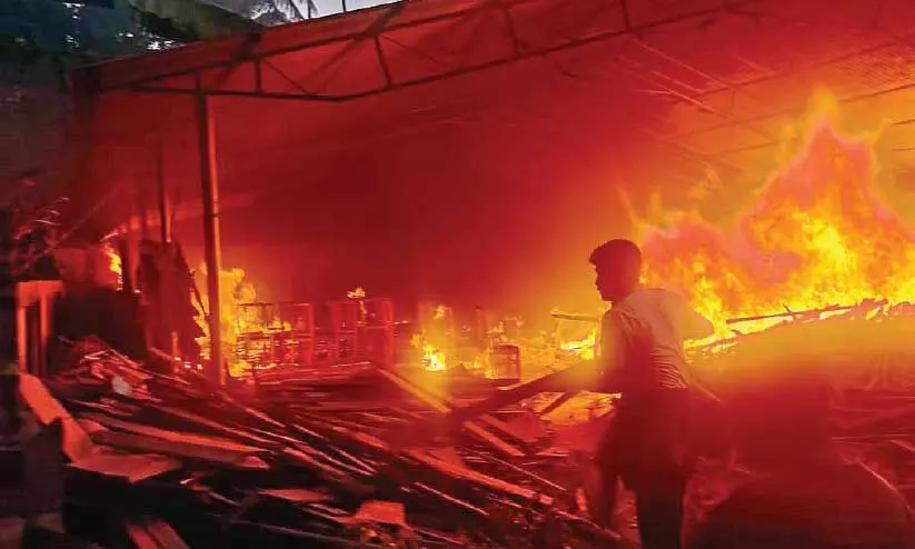 ഫ​ർ​ണി​ച്ച​ർ നി​ർ​മാ​ണ​ശാ​ല​ക്ക് തീപി​ടി​ച്ചു