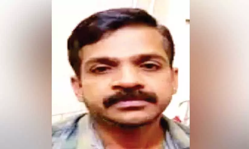 പൊലീസിൽനിന്ന് രക്ഷപ്പെടാന് മണല് കടത്ത് ലോറി ഡ്രൈവര് കിണറ്റില് ചാടി പൊലീസിൽനിന്ന് രക്ഷപ്പെടാന് മണല് കടത്ത് ലോറി ഡ്രൈവര് കിണറ്റില് ചാടി