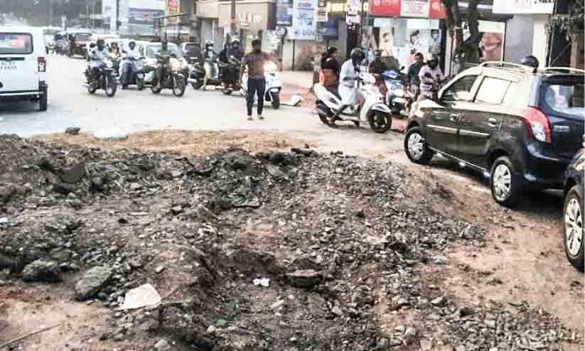 ഗതാഗത സ്തംഭനം: പടിഞ്ഞാറങ്ങാടിയില് യാത്രക്കാര് വലയുന്നു ഗതാഗത സ്തംഭനം: പടിഞ്ഞാറങ്ങാടിയില് യാത്രക്കാര് വലയുന്നു