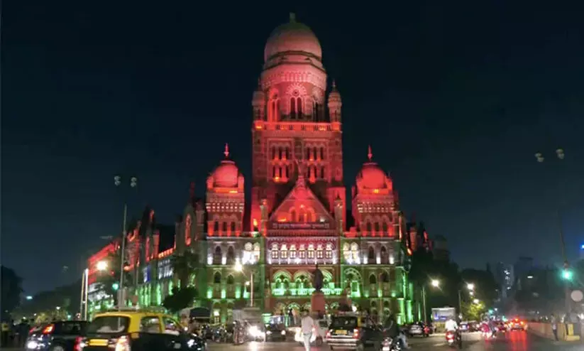 താക്കറെ, ഷിൻഡെ വിഭാഗങ്ങൾ തമ്മിലുണ്ടായ ഏറ്റുമുട്ടൽ; ബി.എം.സി ആസ്ഥാനത്തെ എല്ലാ പാർട്ടി ഓഫീസുകളും സീൽ ചെയ്തു