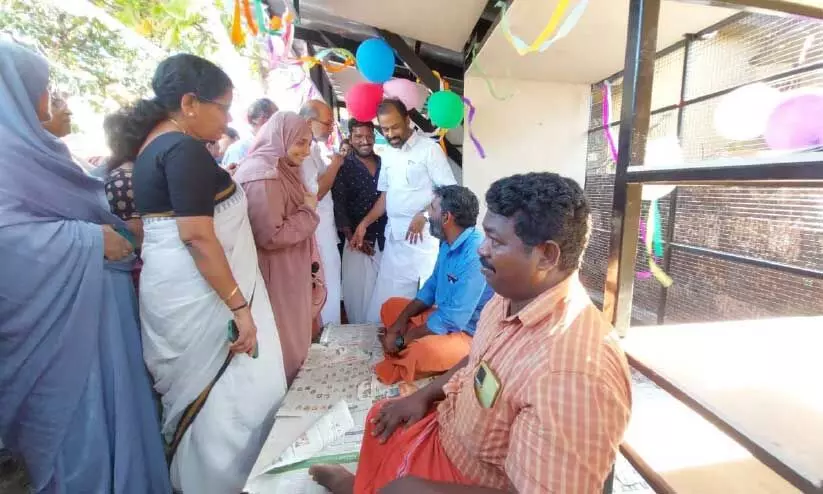 ചെരിപ്പ് തുന്നാം, കോർപറേഷൻ തണലിൽ