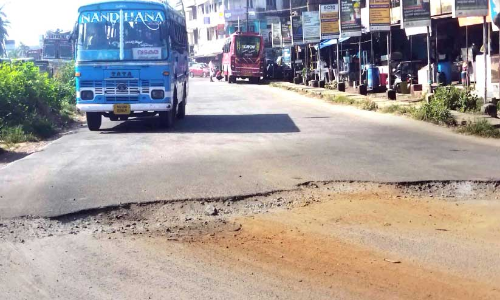 ബസ് സ്റ്റാൻഡ് കവാടത്തിലെ വാരിക്കുഴി യാത്രക്കാരുടെ നടുവൊടിക്കുന്നു