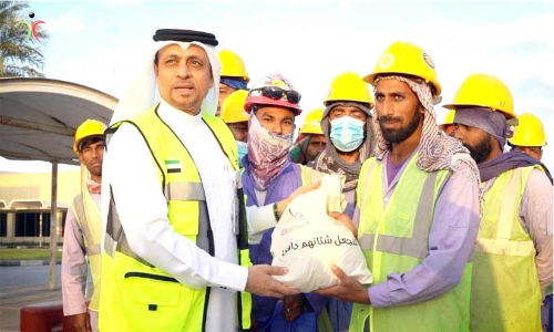 ത​ണു​പ്പ​ക​റ്റാ​ൻ തൊ​ഴി​ലാ​ളി​ക​ൾ​ക്ക് വ​സ്ത്ര​ങ്ങ​ൾ ന​ൽ​കി അ​ധി​കൃ​​ത​ർ