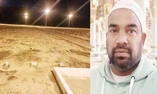 മ​രി​ക്കാ​ത്ത ഓ​ർ​മ​ക​ളി​ല്‍ മാ​താ​പി​താ​ക്ക​ളു​ടെ   ഖ​ബ​റി​ന​രി​കി​ലെ​ത്തി ഷാ​ഫി