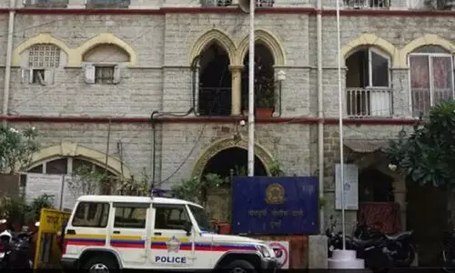 തന്നെയും കാമുകിയെയും ശകാരിച്ചു; വനിത ഡോക്ടറെ കത്രിക കൊണ്ട് കുത്തി ആശുപത്രി ജീവനക്കാരൻ