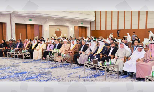 മി​ക​വ് തെ​ളി​യി​ച്ച ജീ​വ​ന​ക്കാ​രെ ആ​ദ​രി​ച്ചു