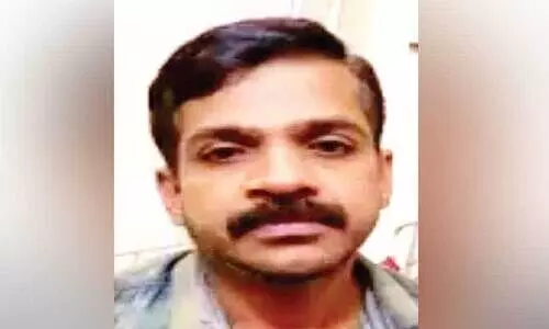 പൊലീസിൽനിന്ന് രക്ഷപ്പെടാന്‍ മണല്‍ കടത്ത് ലോറി ഡ്രൈവര്‍ കിണറ്റില്‍ ചാടി