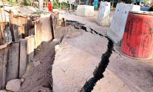 മേൽപാല നിർമാണത്തിന് കുഴിയെടുത്തു; റോഡ് തകർച്ച ഭീഷണിയിൽ