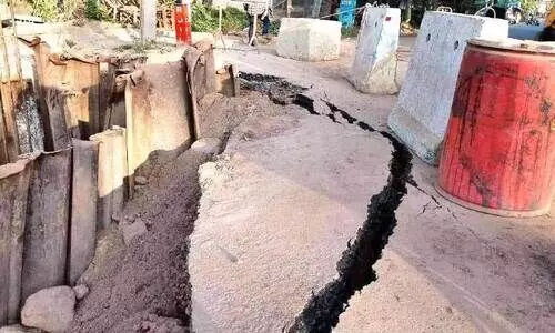 മേൽപാല നിർമാണത്തിന് കുഴിയെടുത്തു; റോഡ് തകർച്ച ഭീഷണിയിൽ