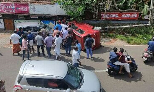 കാർ വൈദ്യുതി തൂണിലും മറ്റൊരുകാറിലും ഇടിച്ച് മറിഞ്ഞു; യാത്രക്കാരൻ അദ്ഭുതകരമായി രക്ഷപ്പെട്ടു