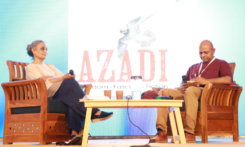 മുഖ്യധാരാ മാധ്യമങ്ങൾ ഫാഷിസത്തിന്റെ ആർമി, കേരളത്തെ തകർക്കാൻ ചിലർ വരുന്നുണ്ട് -അരുന്ധതി റോയി