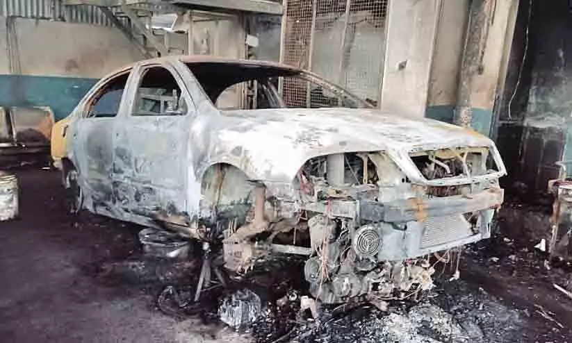 വർക് ഷോപ്പിൽ തീപിടിത്തം; നാല് കാറുകൾ കത്തിനശിച്ചു വർക് ഷോപ്പിൽ തീപിടിത്തം; നാല് കാറുകൾ കത്തിനശിച്ചു