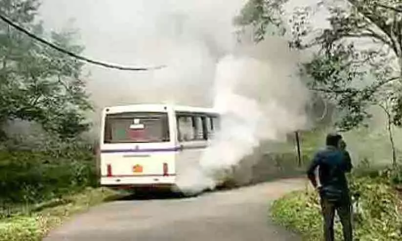 തേക്കടി യാത്രക്കിടെ വനം വകുപ്പ് വാഹനത്തിൽ പുക; പരിഭ്രാന്തരായി സഞ്ചാരികൾ തേക്കടി യാത്രക്കിടെ വനം വകുപ്പ് വാഹനത്തിൽ പുക; പരിഭ്രാന്തരായി സഞ്ചാരികൾ