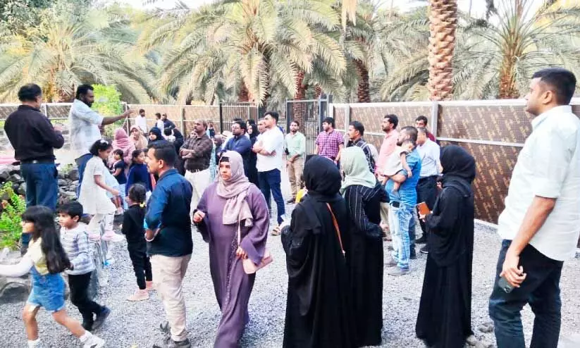 മദീനയിലെ അൽ ഉസ്ബ തോട്ടവും അൽ ഹജീം കിണറും പള്ളിയും കാണാനെത്തിയ സന്ദർശകർ മദീനയിലെ അൽ ഉസ്ബ തോട്ടവും അൽ ഹജീം കിണറും പള്ളിയും കാണാനെത്തിയ സന്ദർശകർ