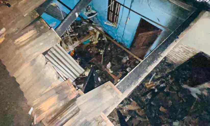 കരുനാഗപ്പള്ളിയില് അഗ്നിബാധ: വീട്ടുപകരണങ്ങള് കത്തിനശിച്ചു കരുനാഗപ്പള്ളിയില് അഗ്നിബാധ: വീട്ടുപകരണങ്ങള് കത്തിനശിച്ചു